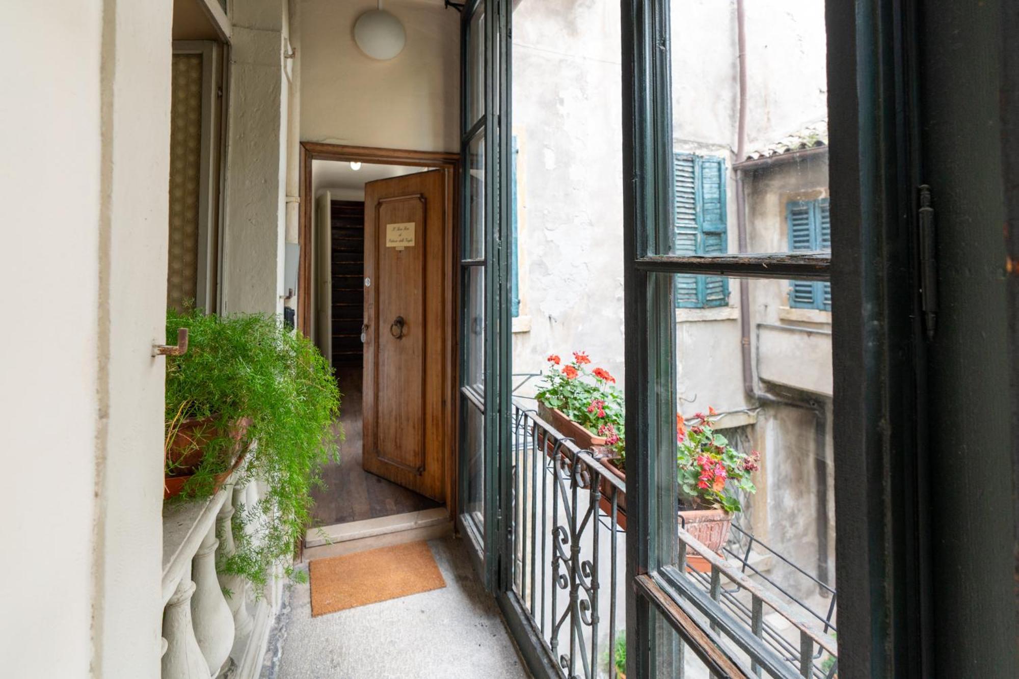 Palazzo Delle Guglie By Postcardsfrom Aparthotel Verona Exteriör bild