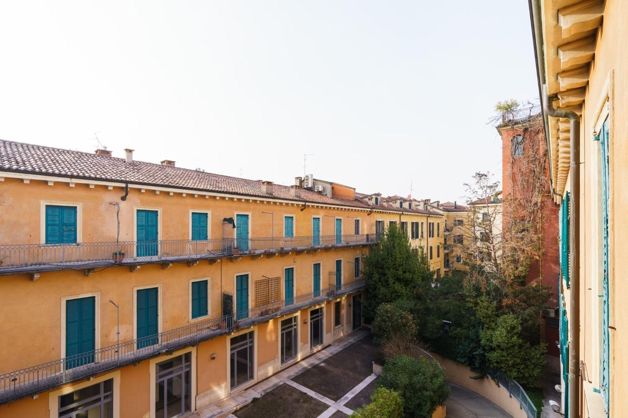 Palazzo Delle Guglie By Postcardsfrom Aparthotel Verona Exteriör bild