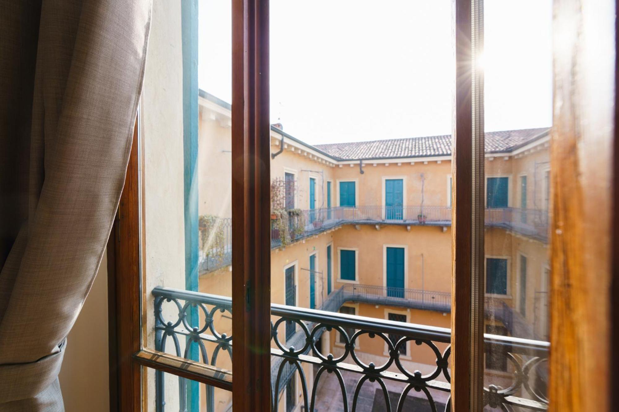 Palazzo Delle Guglie By Postcardsfrom Aparthotel Verona Exteriör bild
